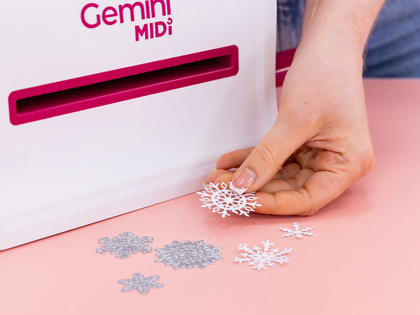 Sara Signature A Christmas Dream Metal Die - Winter Snowflakes