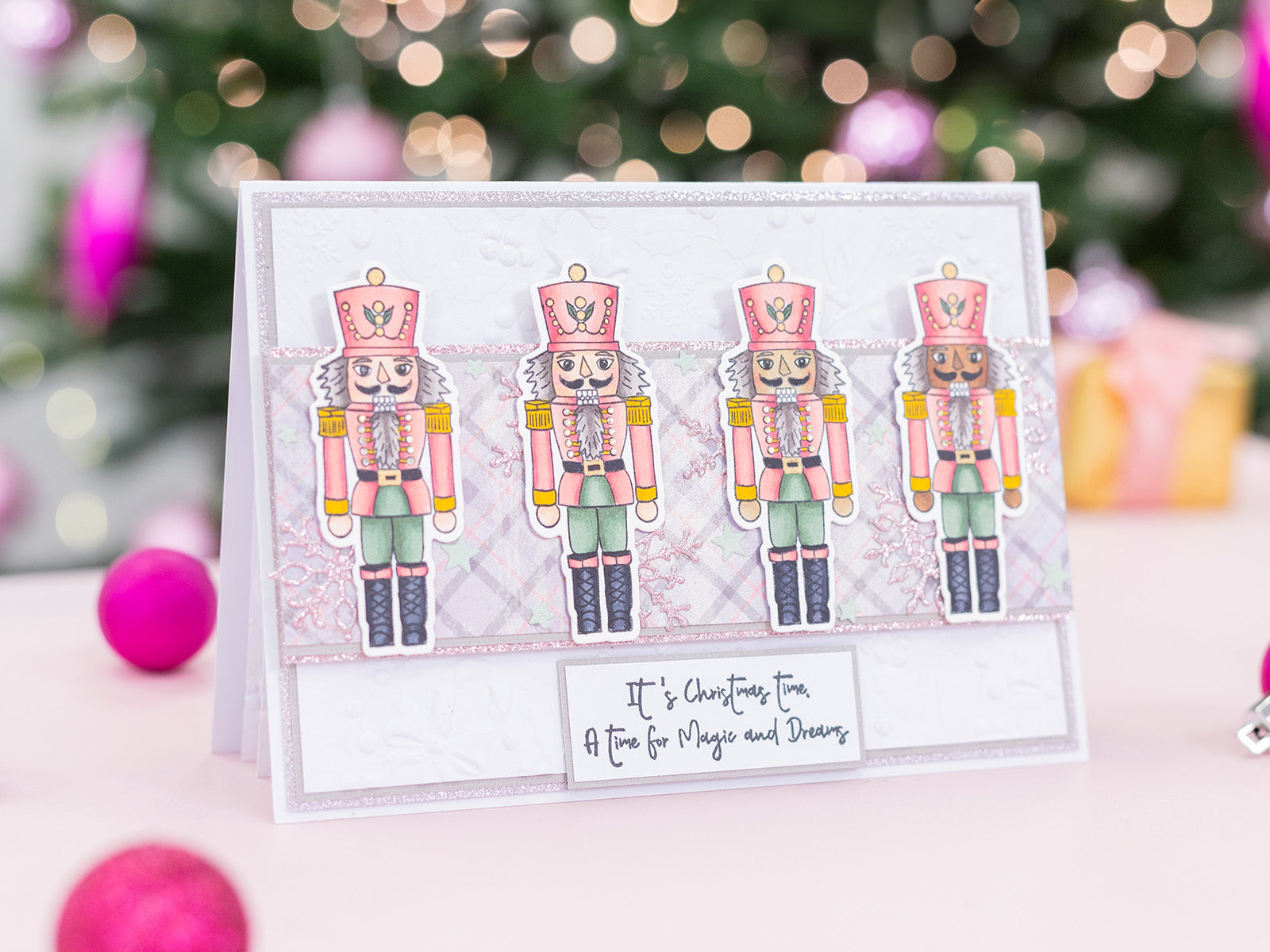 Sara Signature A Christmas Dream 5.5"x5.5" 3D Embossing Folder - Festive Foliage
